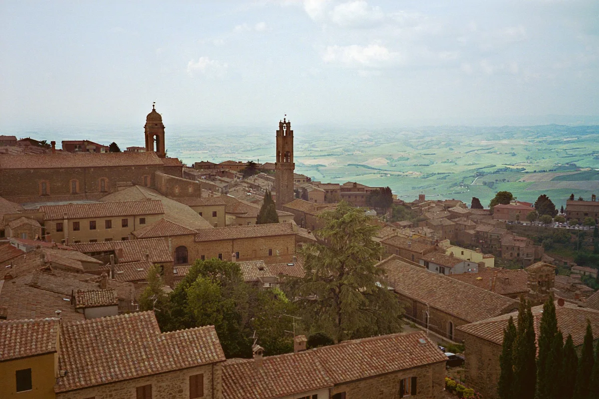 Montalcino e i suoi quartieri storici: tradizioni e Sagra del Tordo
