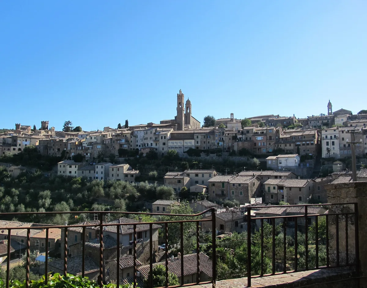 Montalcino o Montepulciano: quale borgo scegliere per il vino?