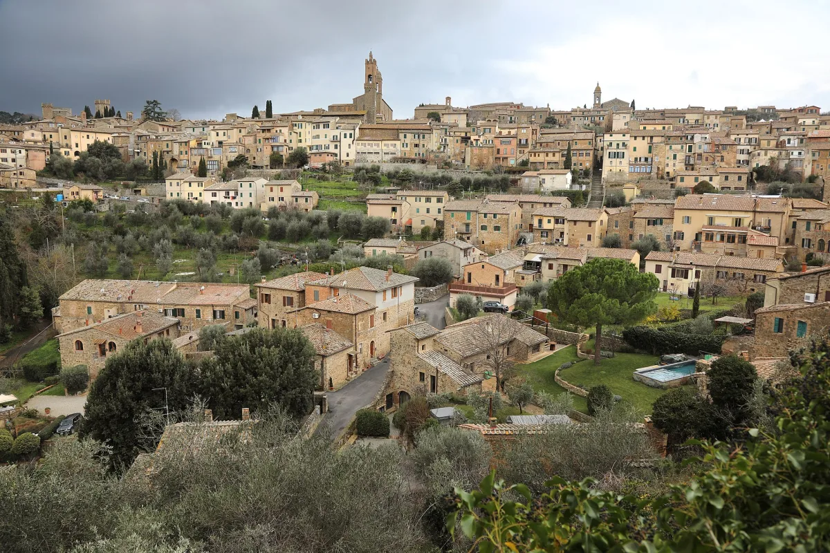 Montalcino senza auto: guida pratica a mezzi pubblici, taxi e navette locali